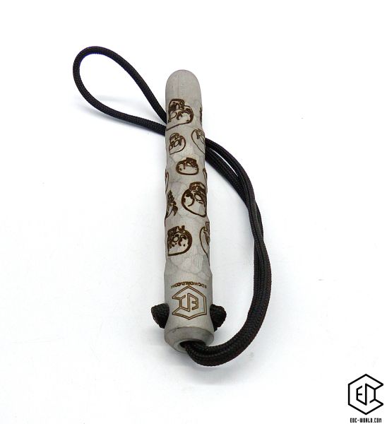 Handgeschmiedeter Kubotan HC-22-2 Unikat (Custom Made) von vorne auf weißem Hintergrund. Seriennummer SN sichtbar, Totenkopf-Gravur, schwarzer Paracord-Fangriemen, 3 Bohrungen. GPSR: Chargennummer/Hersteller SN für Rückverfolgbarkeit. Nur als Grifffestige